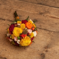 Jesenné svadobné kytice: hrejivé farby ohňa